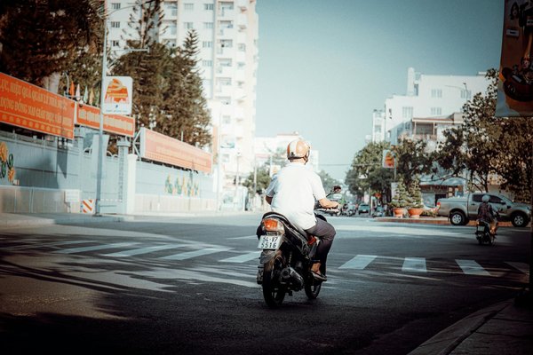 Quels sont les gadgets indispensables pour les motards aventuriers ?